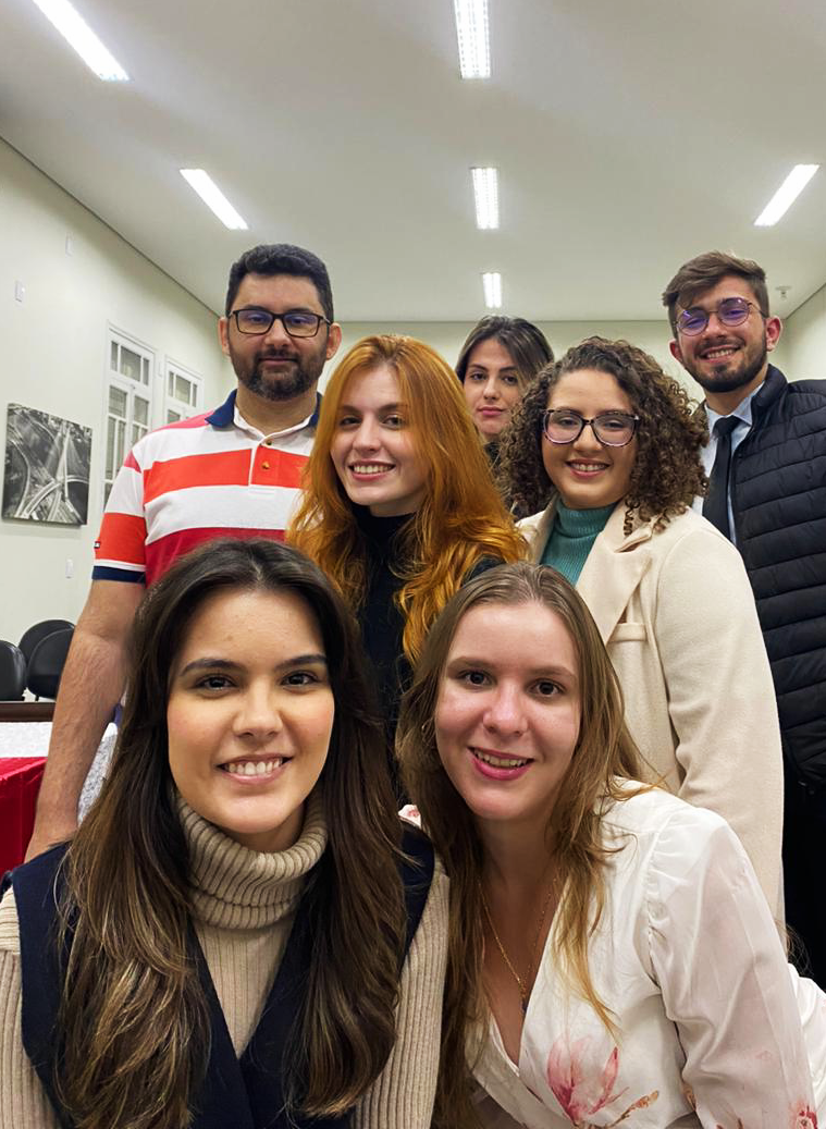 Compõem a foto, Bruno Marin Brunheti, Anderson Oliveira, Maria Eduarda Zoia, Isabela Katarina Marques, Ana Beatriz Pissolito, Victoria de Paula Nunes e Lorena Carfaro, todos do quinto ano do Direito Unifipa e aprovados no XXXVII Exame da OAB.