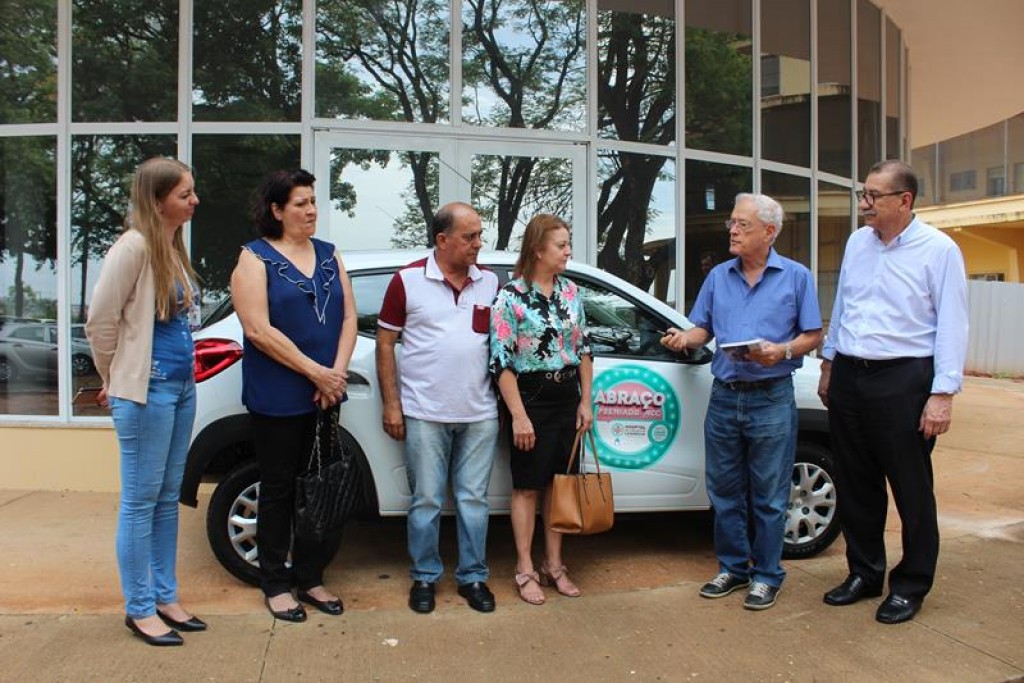 Fundação entrega Kwid à ganhadora do sorteio 