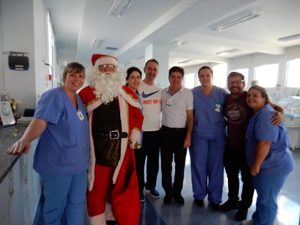 Voluntário distribui presentes e alegria no Natal