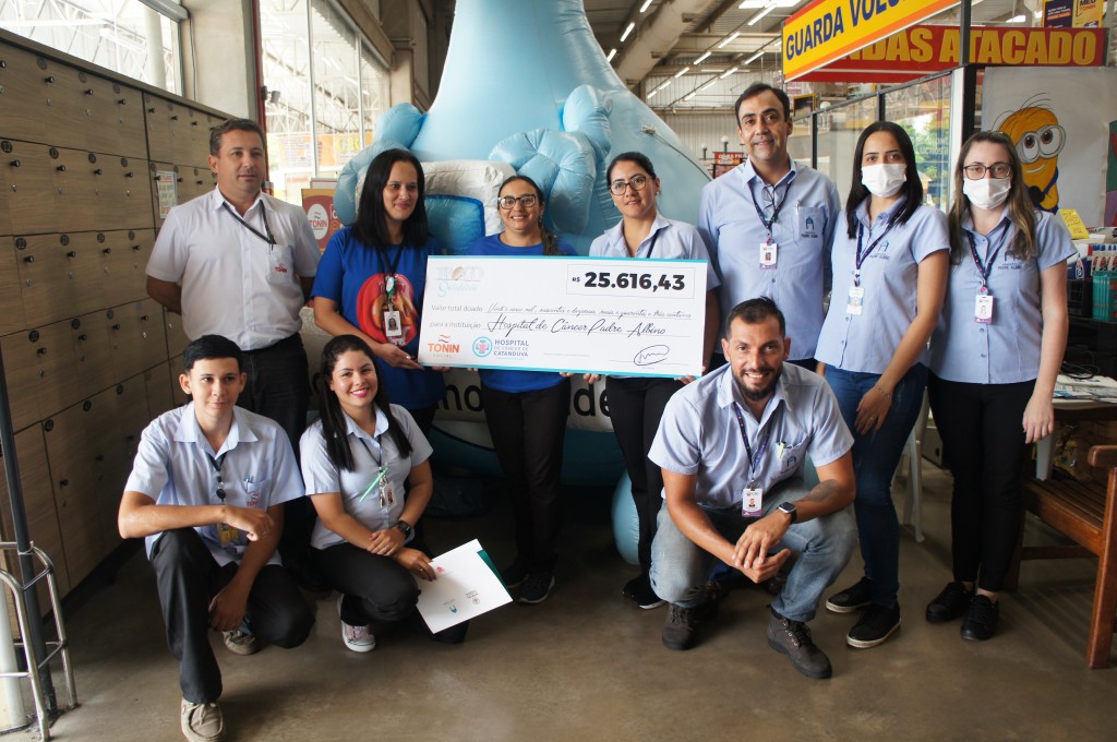 Tonin Superatacado doa ao HCC R$ 25.616,43 da campanha Troco Solidário