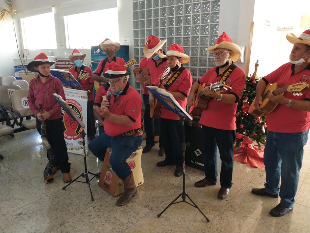 Grupo de viola caipira apresenta-se no AME