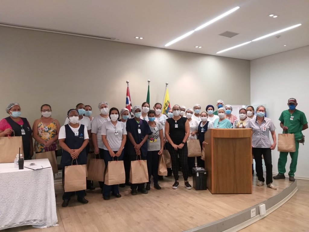 Colaboradores de Hotelaria e Nutrição recebem novos uniformes 