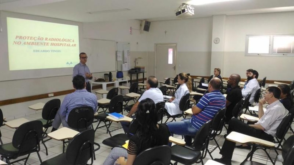 Físico ministra palestra sobre proteção radiológica em ambiente hospitalar