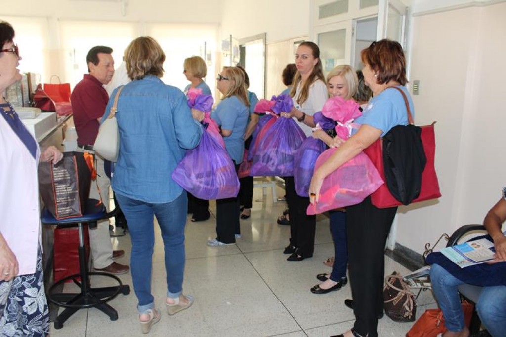 Ateliê Amor ao próximo doa mantas para pacientes da Quimioterapia