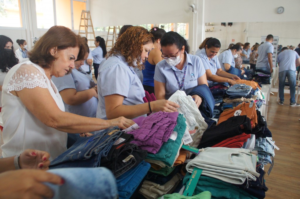Outlet Jeans pró hospitais da Fundação continua até quinta-feira