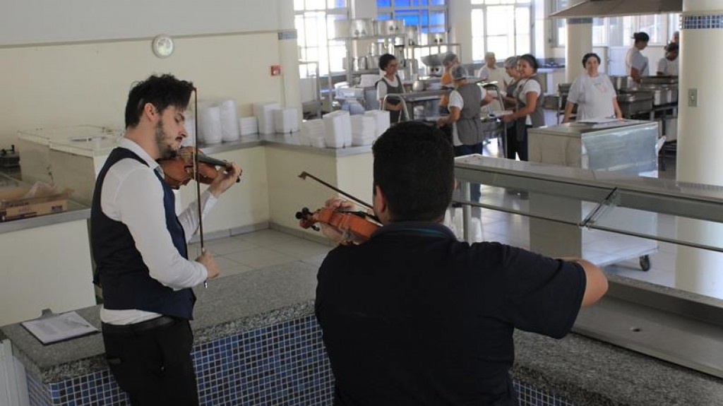 Violinistas encantam pacientes durante tour musical da Semana Monsenhor Albino