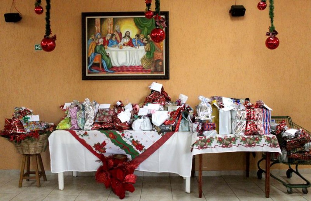 Mãos de Natal: Recanto Monsenhor Albino recebe a visita do Papai Noel para entrega de presentes