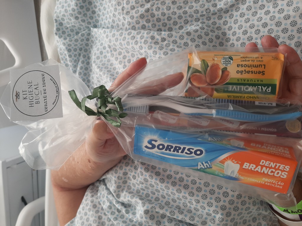 Pacientes recebem kits de higiene 