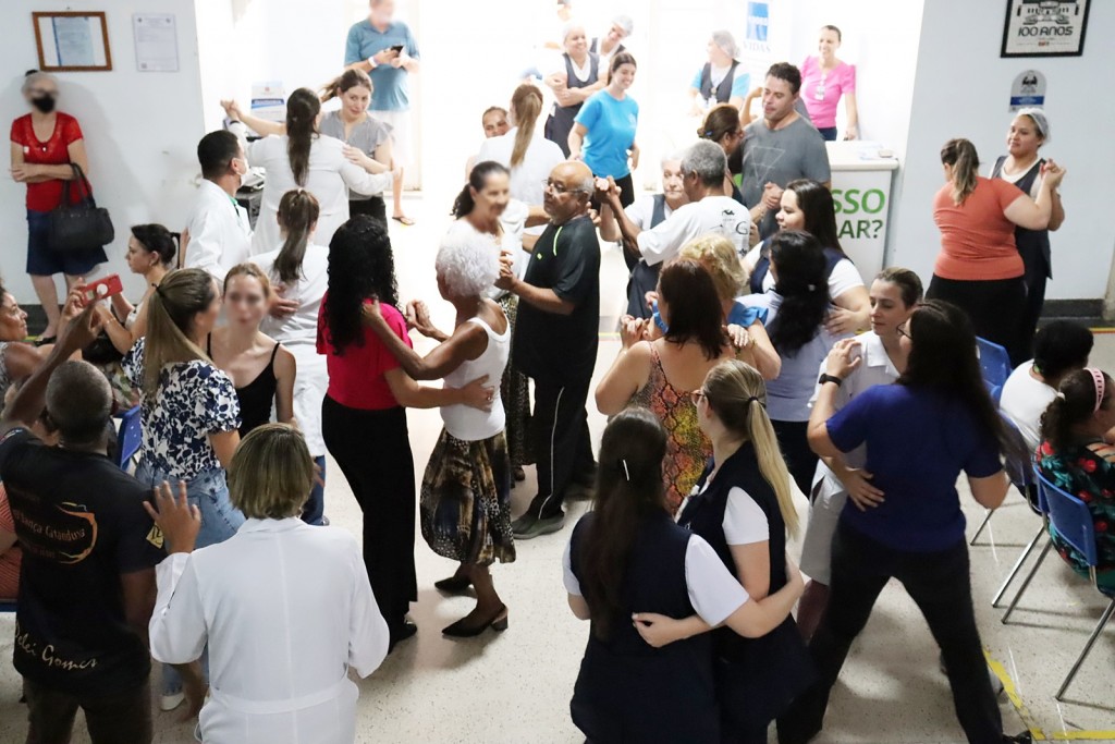 Ação “Dance e Brilhe com os Idosos” ilumina o saguão do Hospital Emílio Carlos