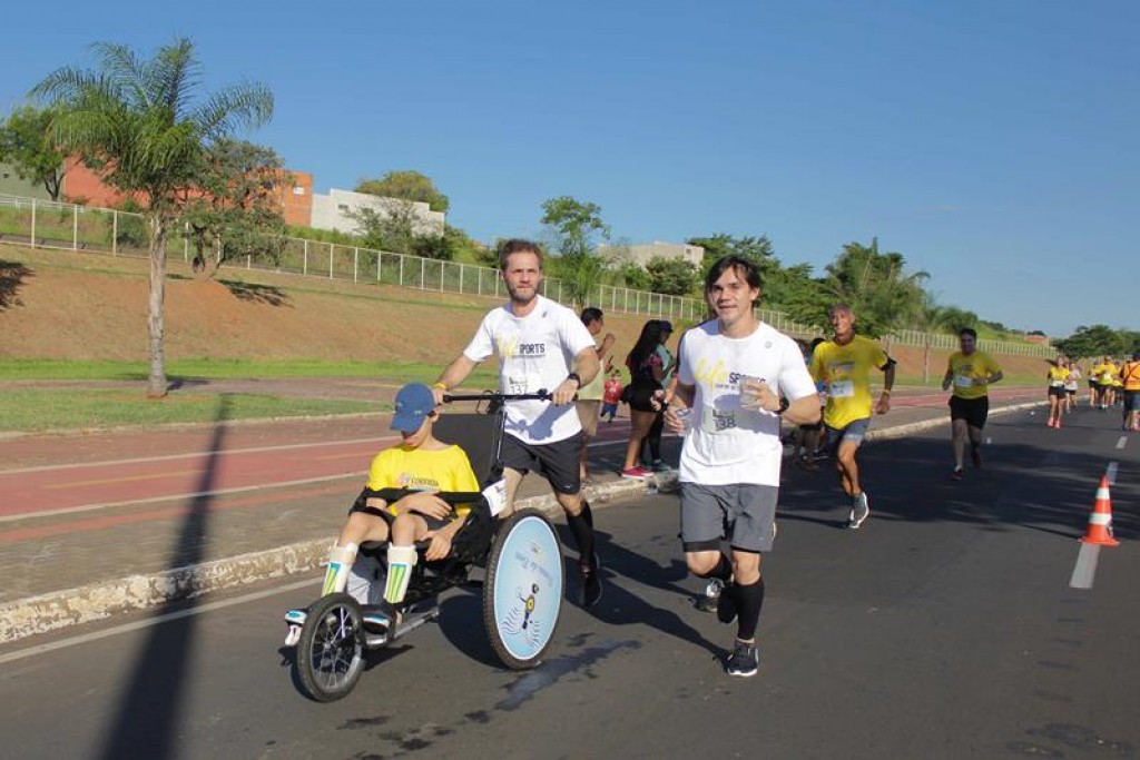 Garoto portador de doença rara participa de corrida pró HCC