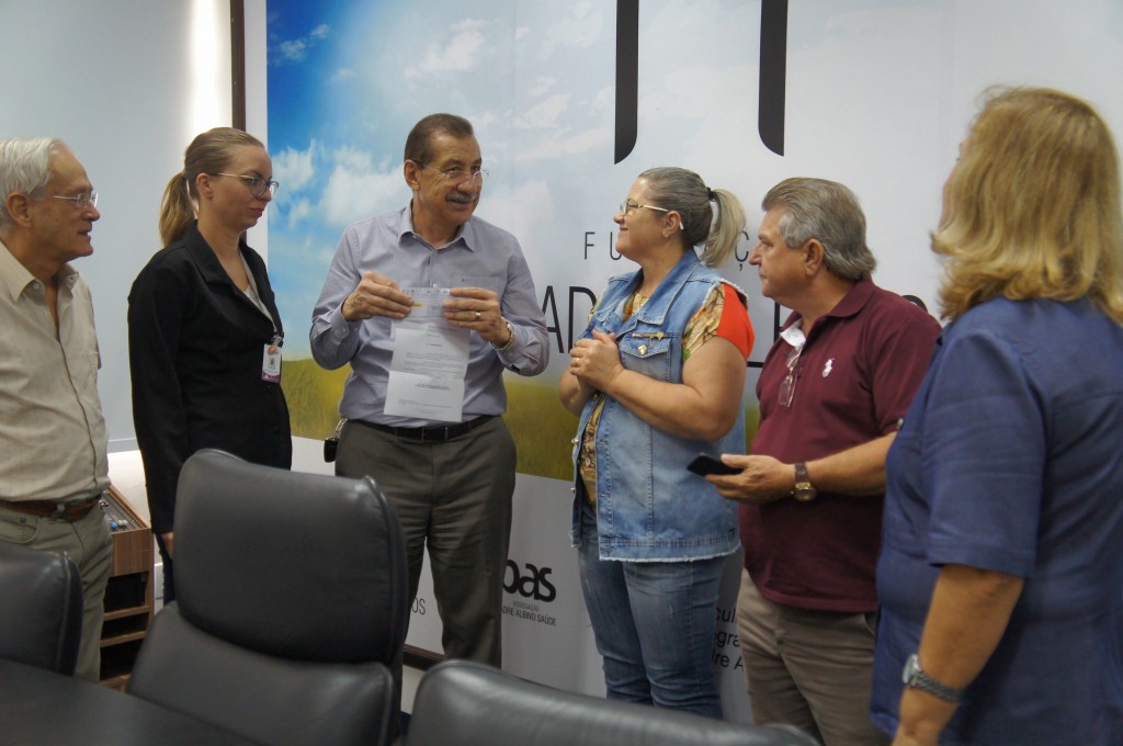 AVCC de Ariranha entrega doação ao HCC