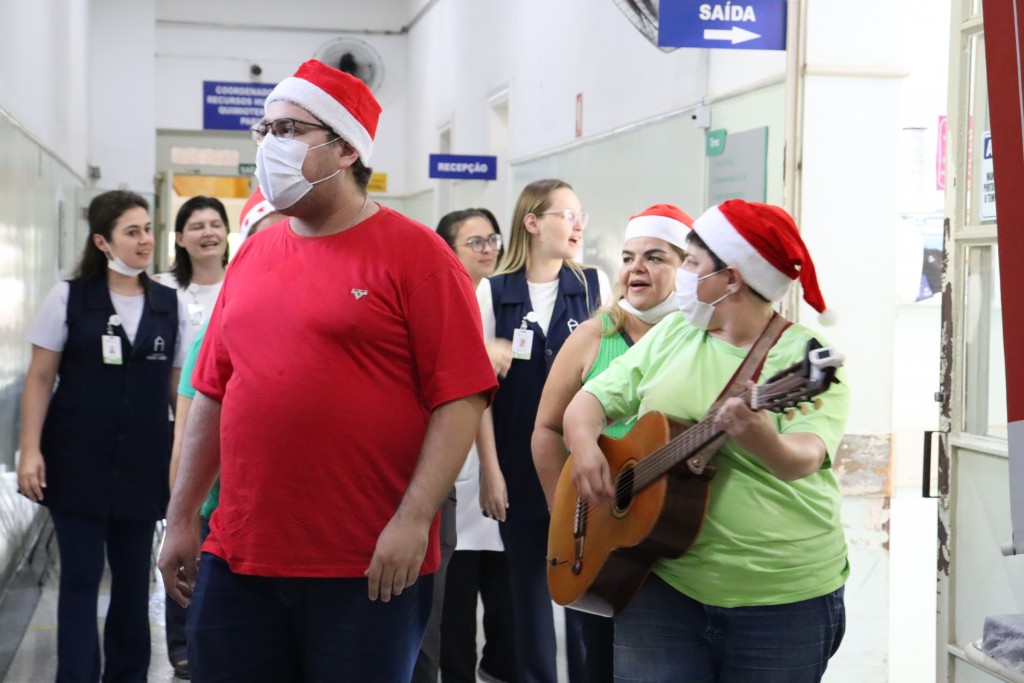 Cantata de Natal espalha espírito natalino nos hospitais da Fundação Padre Albino   