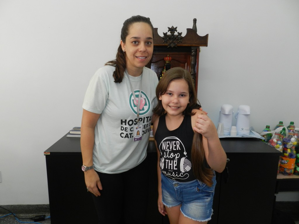 “Eu amo ajudar as pessoas”, disse Ana Beatriz que doou seu cabelo para o HCC