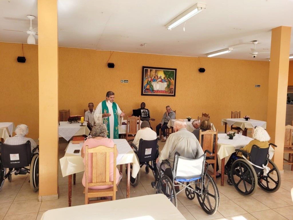 Missa pelos avós é celebrada no Recanto Monsenhor Albino