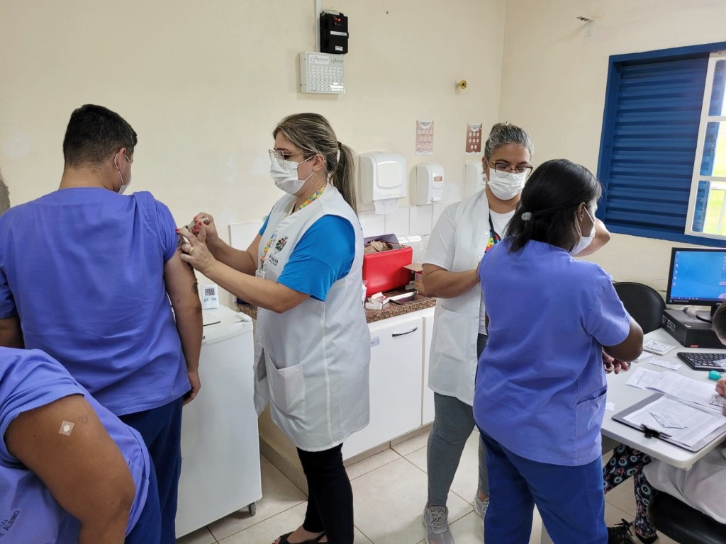 Idosos e funcionários do Recanto Monsenhor Albino são imunizados contra a gripe influenza