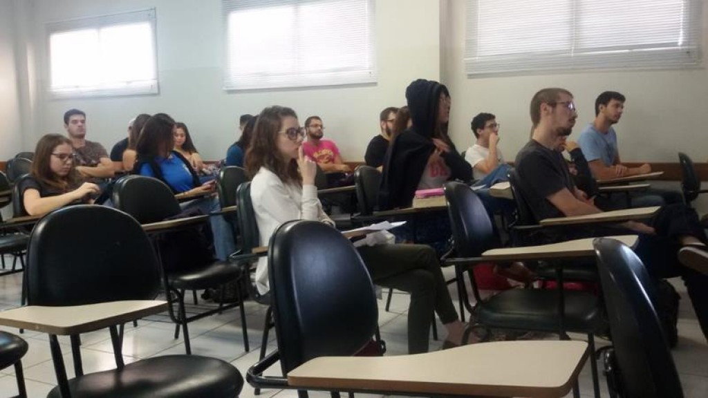 Biólogo fala sobre sistema de tratamento  e distribuição de água potável a alunos de Medicina