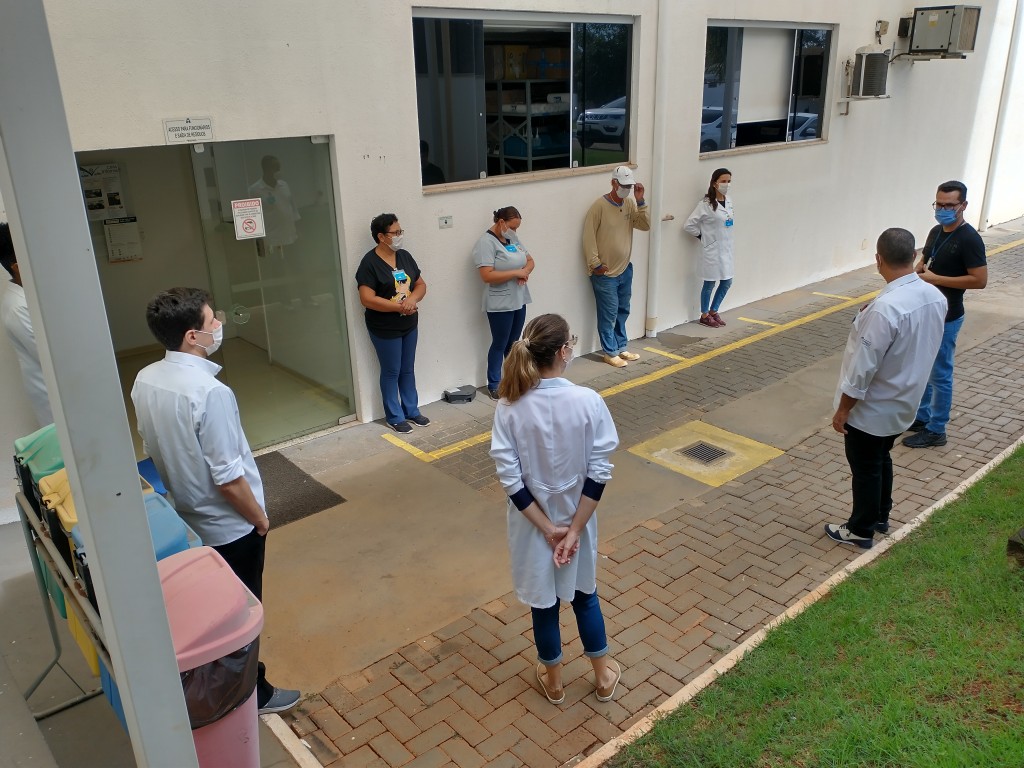 Brigadistas da dengue do AME fazem reciclagem 