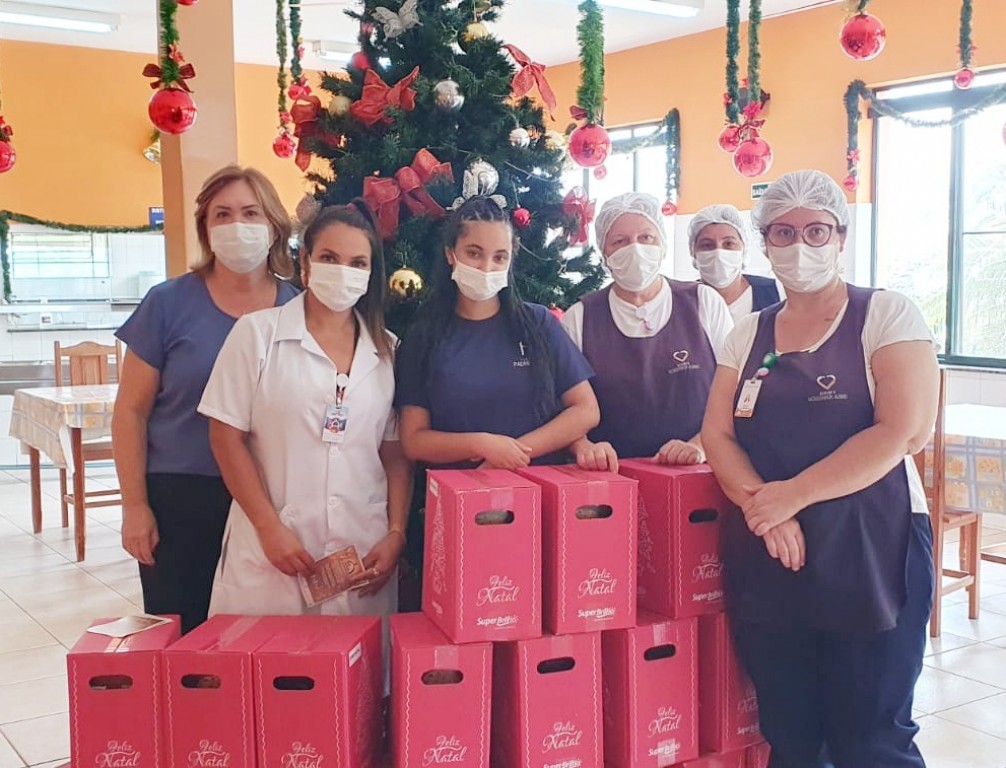 Colaboradores do Recanto Monsenhor Albino recebem cestas natalinas