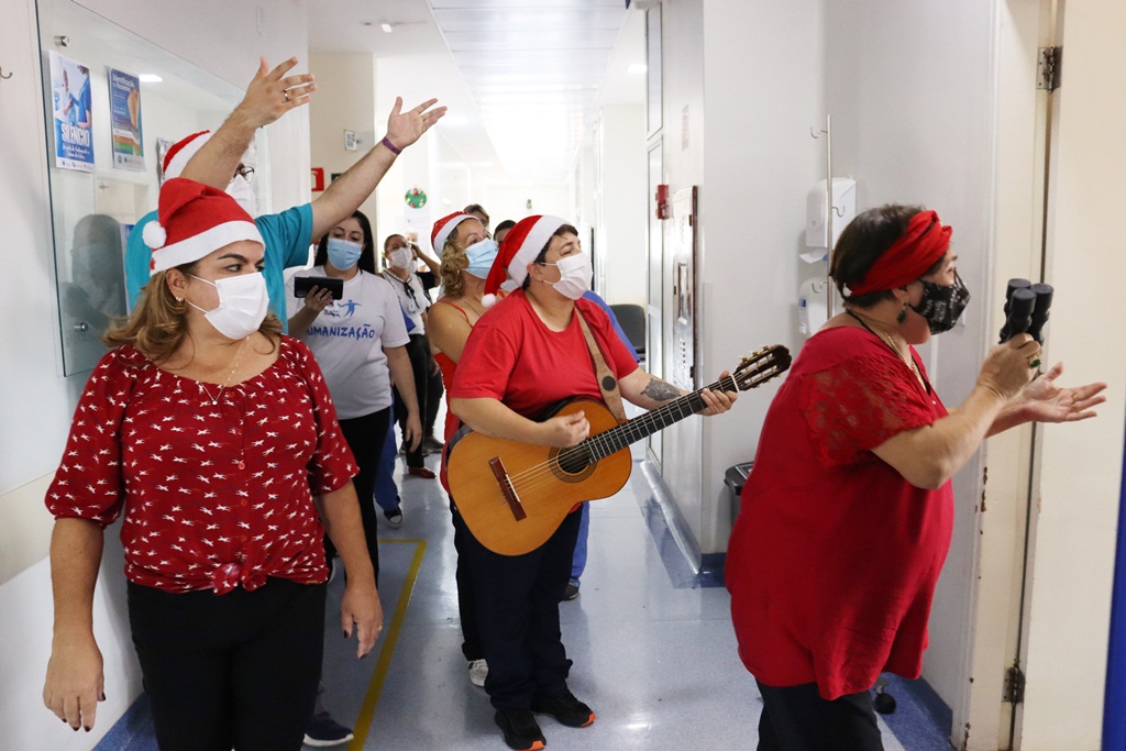 Hospitais Emílio Carlos e Padre Albino emocionam com ‘Cantatas de Natal’