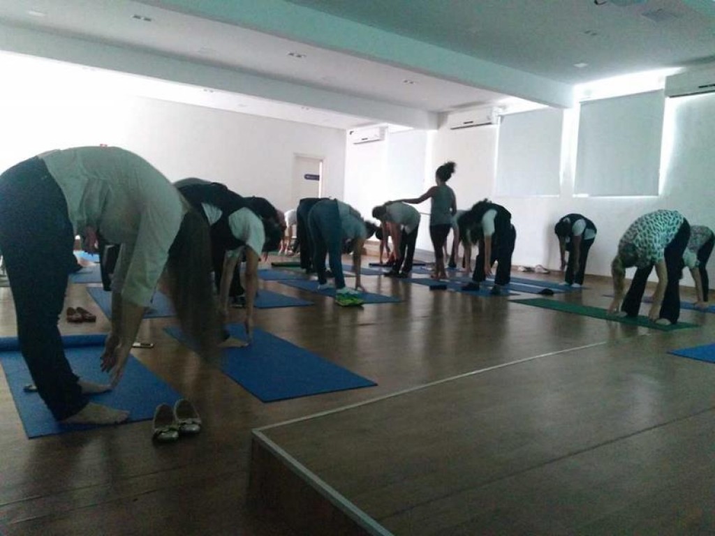 Funcionários participam de oficina de yoga