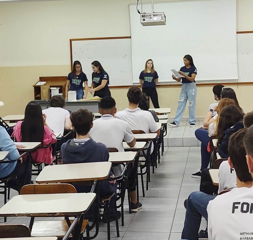 Alunos do Ensino Médio do Colégio Catanduva recebem orientações sobre métodos contraceptivos