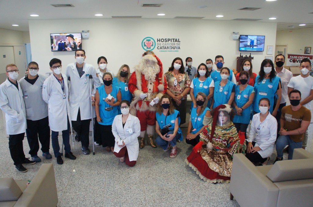 Voluntários do Bem trazem Papai Noel ao HCC 