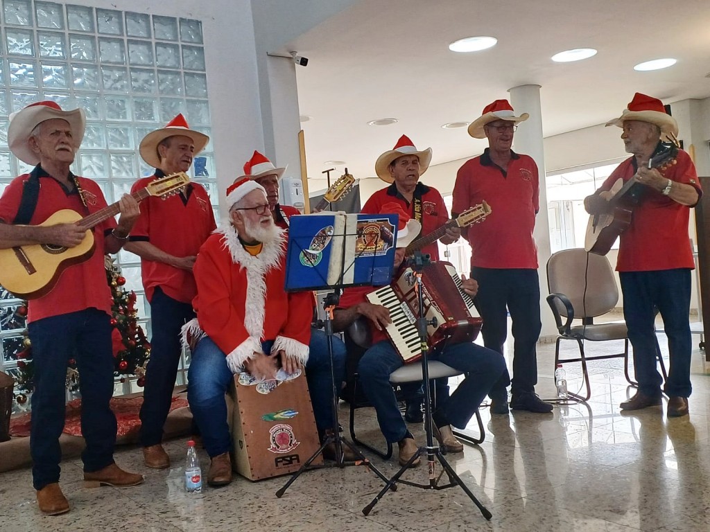 Violeiros apresentam canções natalinas no AME Catanduva