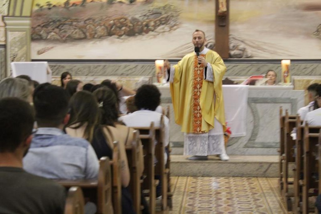 Colégio Catanduva realiza missa e colação de grau dos alunos do 9º ano do Fundamental