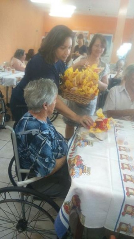 Lions Clube oferece almoço de Páscoa aos idosos do Recanto Monsenhor Albino