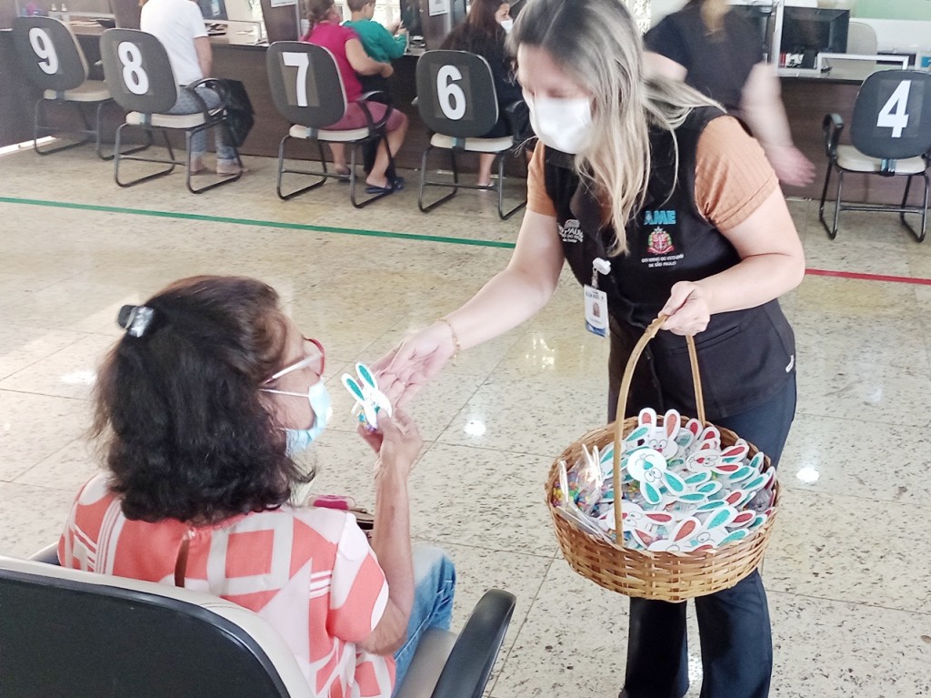 Pacientes recebem chocolate para a Páscoa no AME