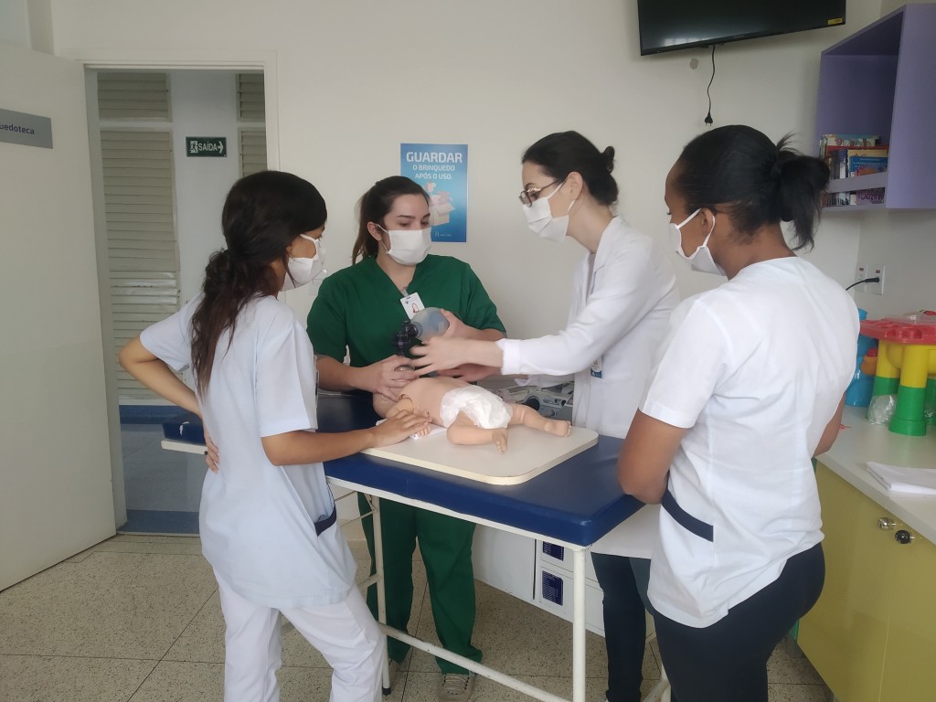 EQUIPES DE ENFERMAGEM DO HPA RECEBEM TREINAMENTO PRÁTICO EM EMERGÊNCIAS PEDIÁTRICAS 