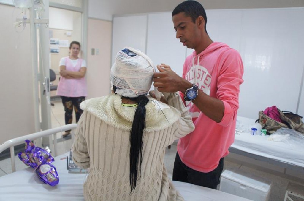 Paciente de Quimioterapia usa touca para evitar queda de cabelo