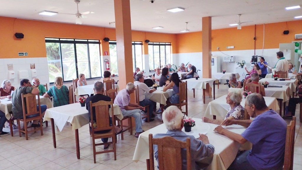 Recanto Monsenhor Albino reúne familiares em evento com idosos