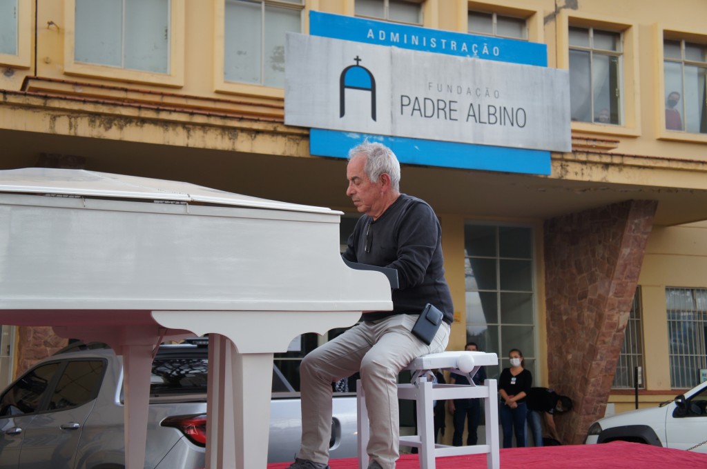 Piano itinerante de Paulinho Bauab vai ao HEC e HPA