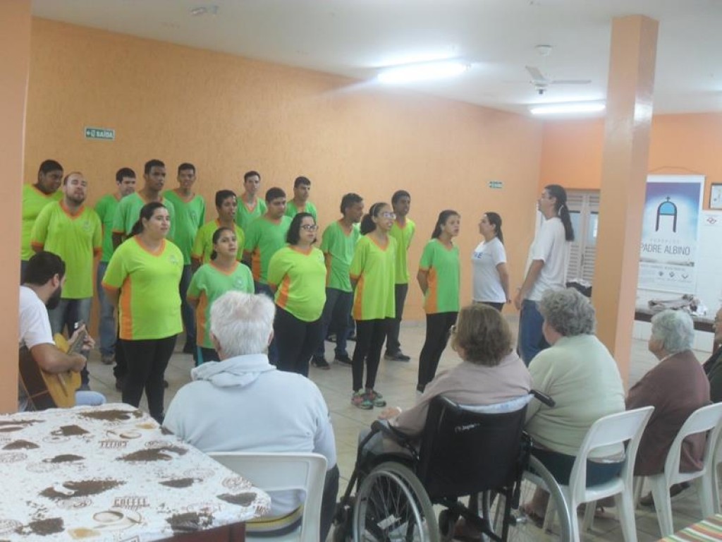 Recanto Monsenhor Albino recebe o coral da APAE