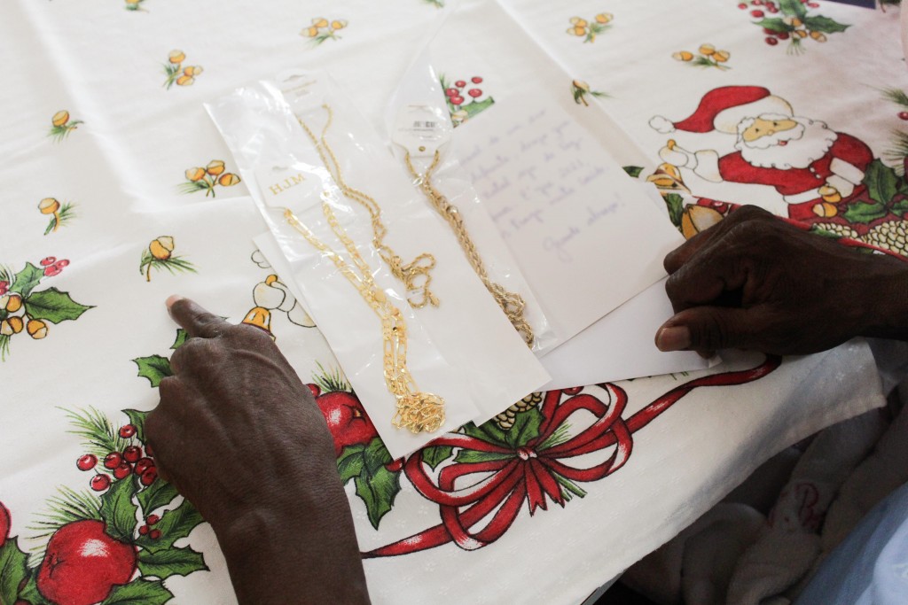 Idosos assistidos pelo Recanto Monsenhor Albino recebem presentes pelo Projeto ‘Mãos De Natal’