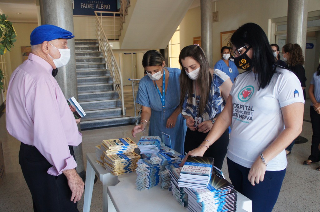 Escritor cego entrega livros para colaboradores da FPA