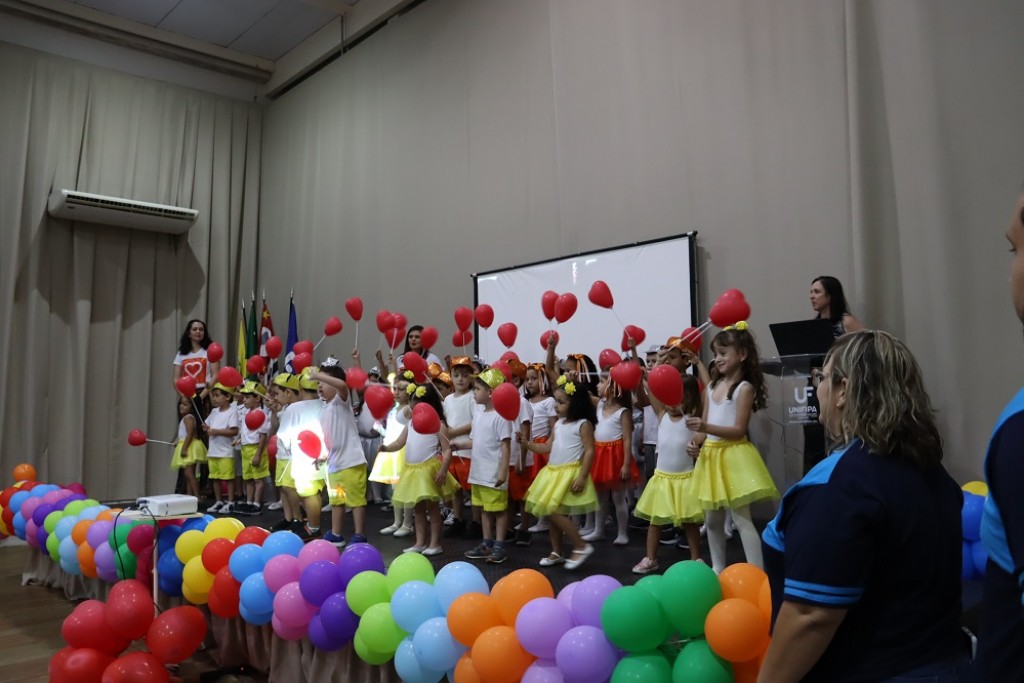 Pais e alunos do Colégio Catanduva se reúnem para encerramento da Educação Infantil