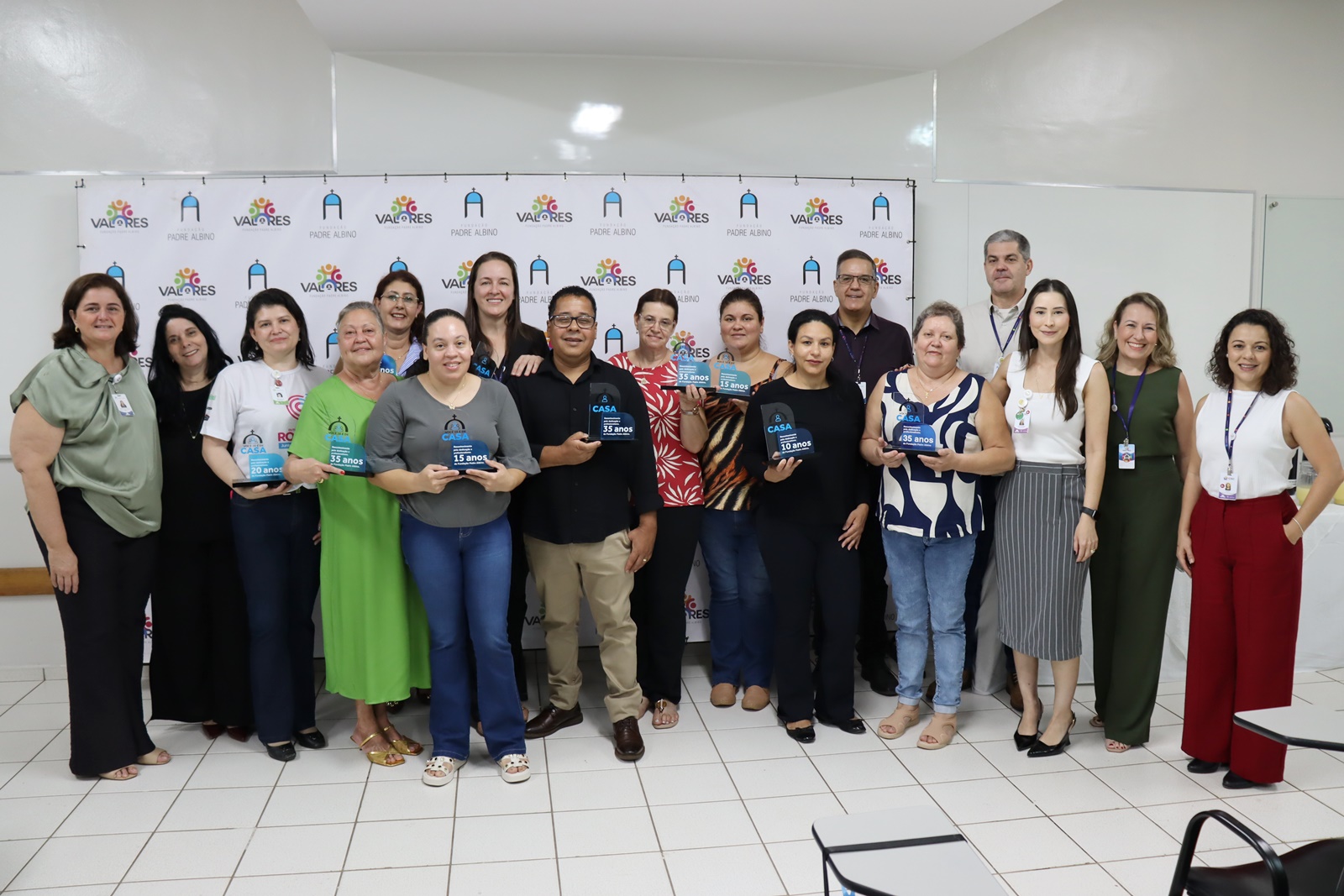 Colaboradores da FPA registrados em outubro recebem homenagem por tempo de empresa