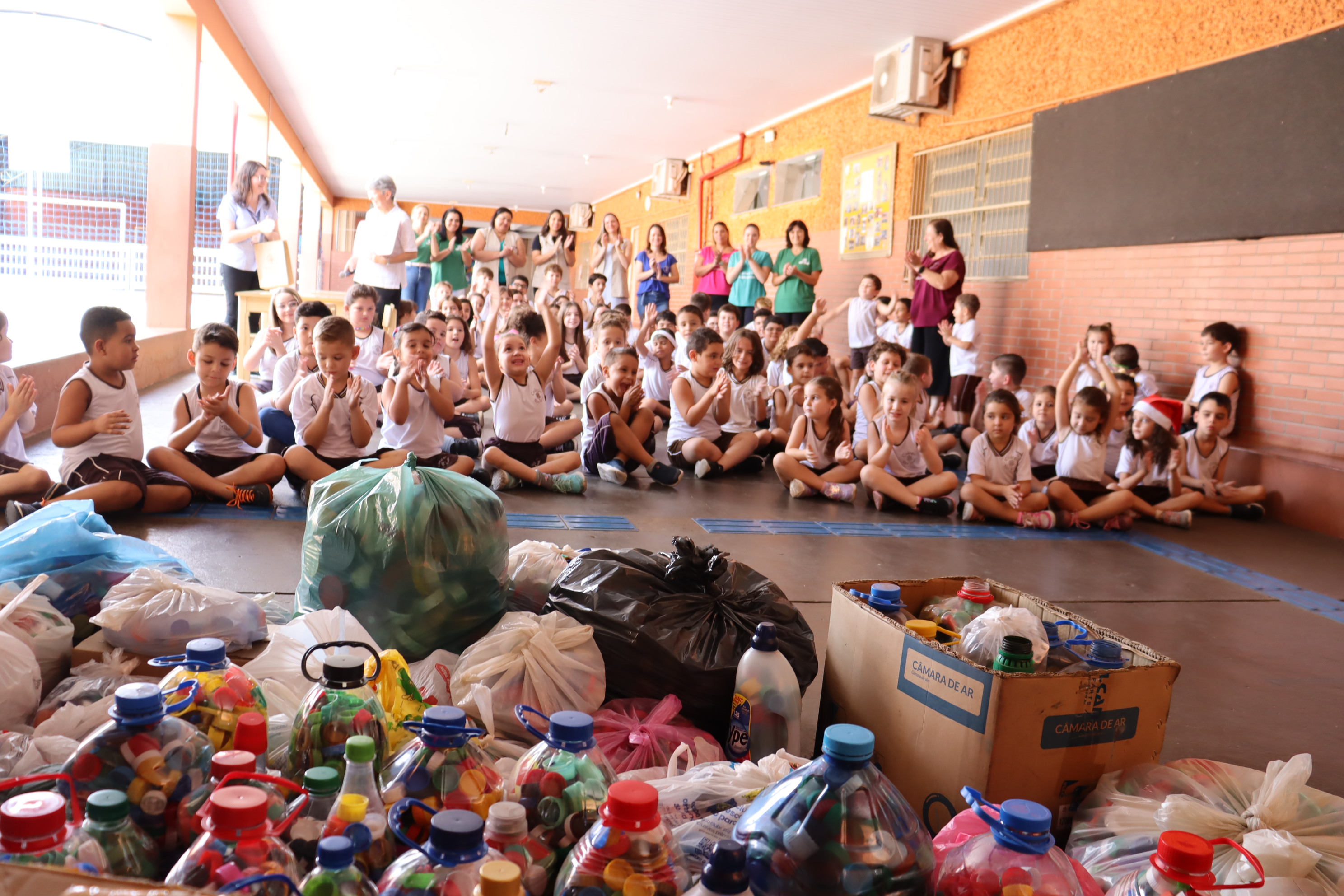 Colégio São José doa lacres e tampinhas do Projeto Mágica do Bem