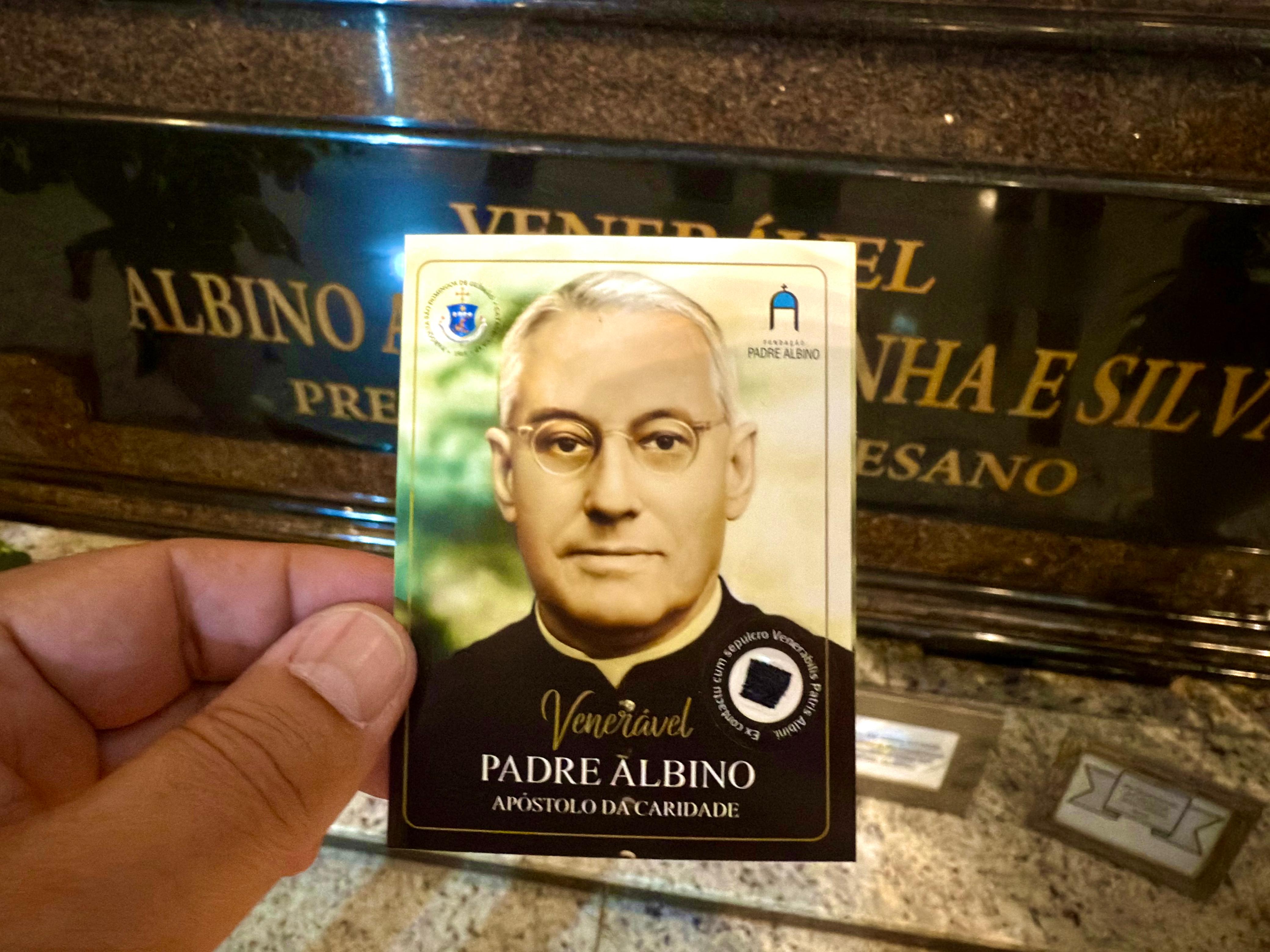 Cartão incentiva oração por Pe. Albino