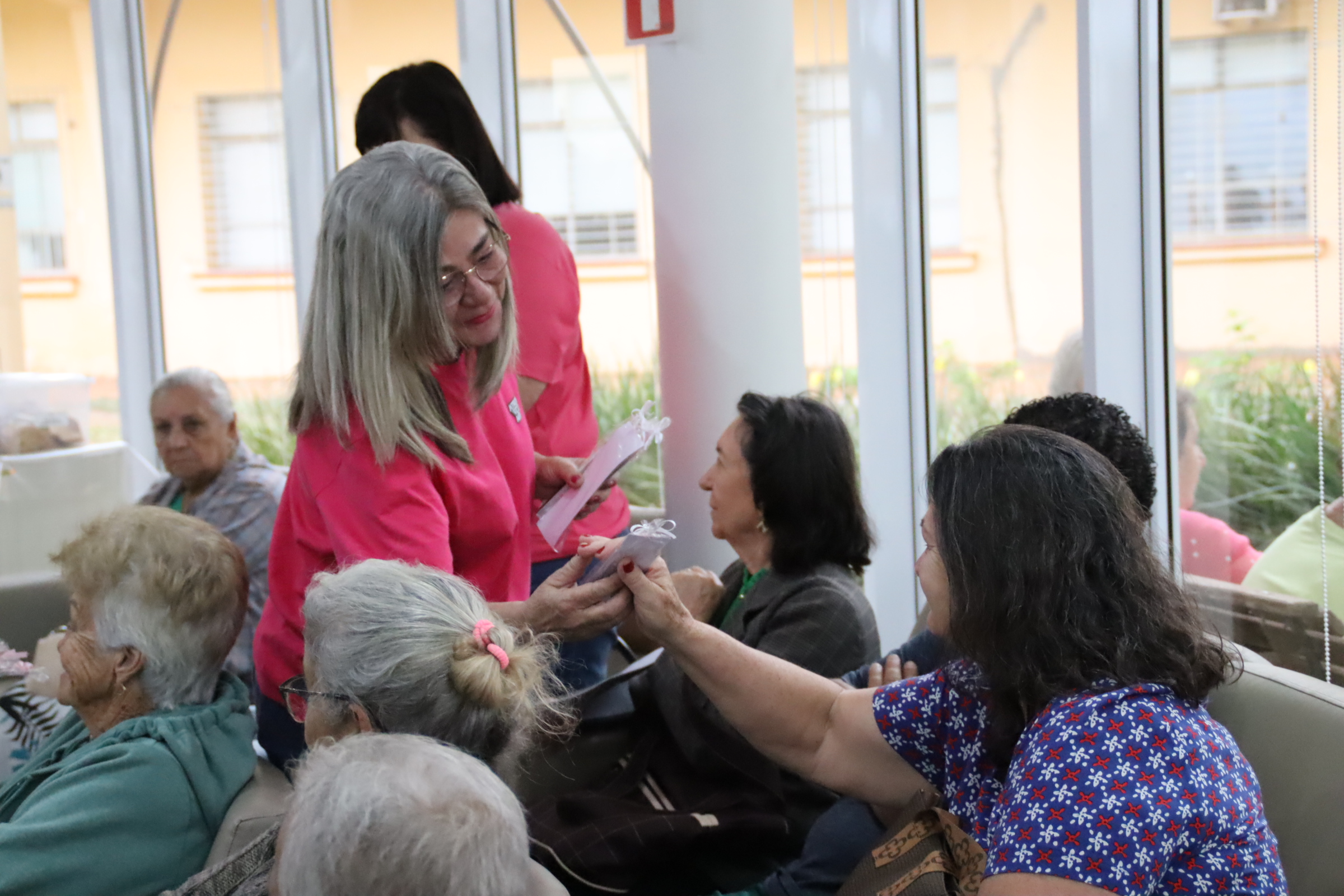 Consultoras Mary Kay doam autoestima para pacientes