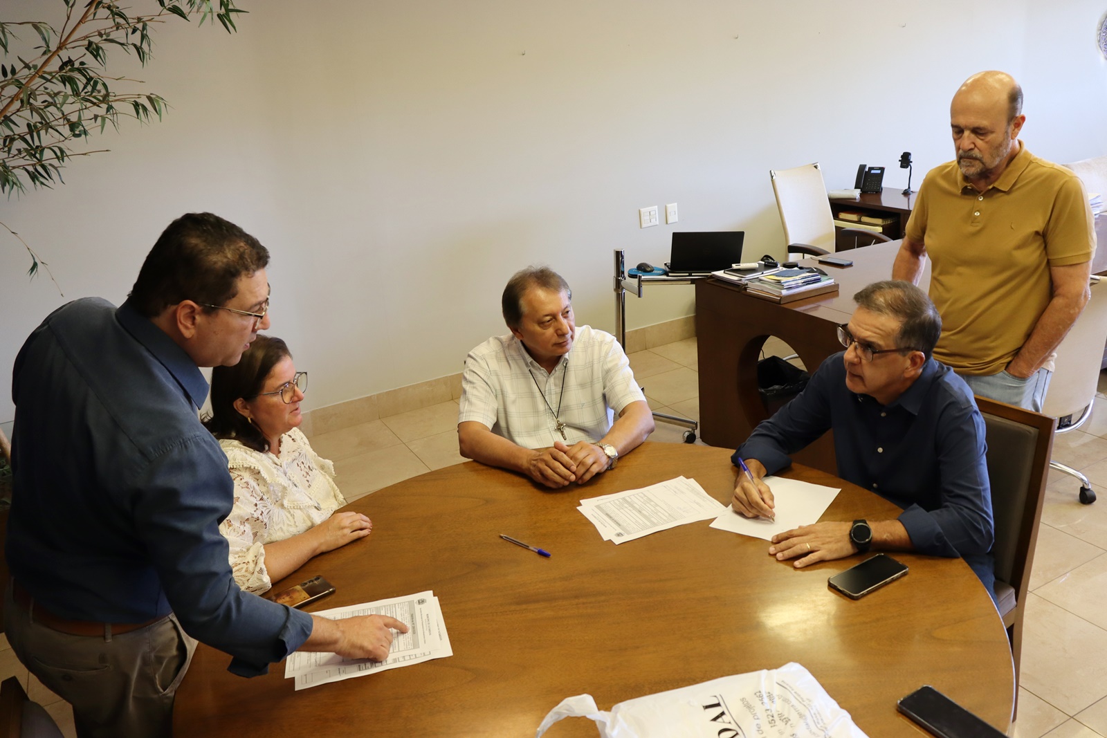 Assinatura de documento marca reunião entre prefeitura e FPA