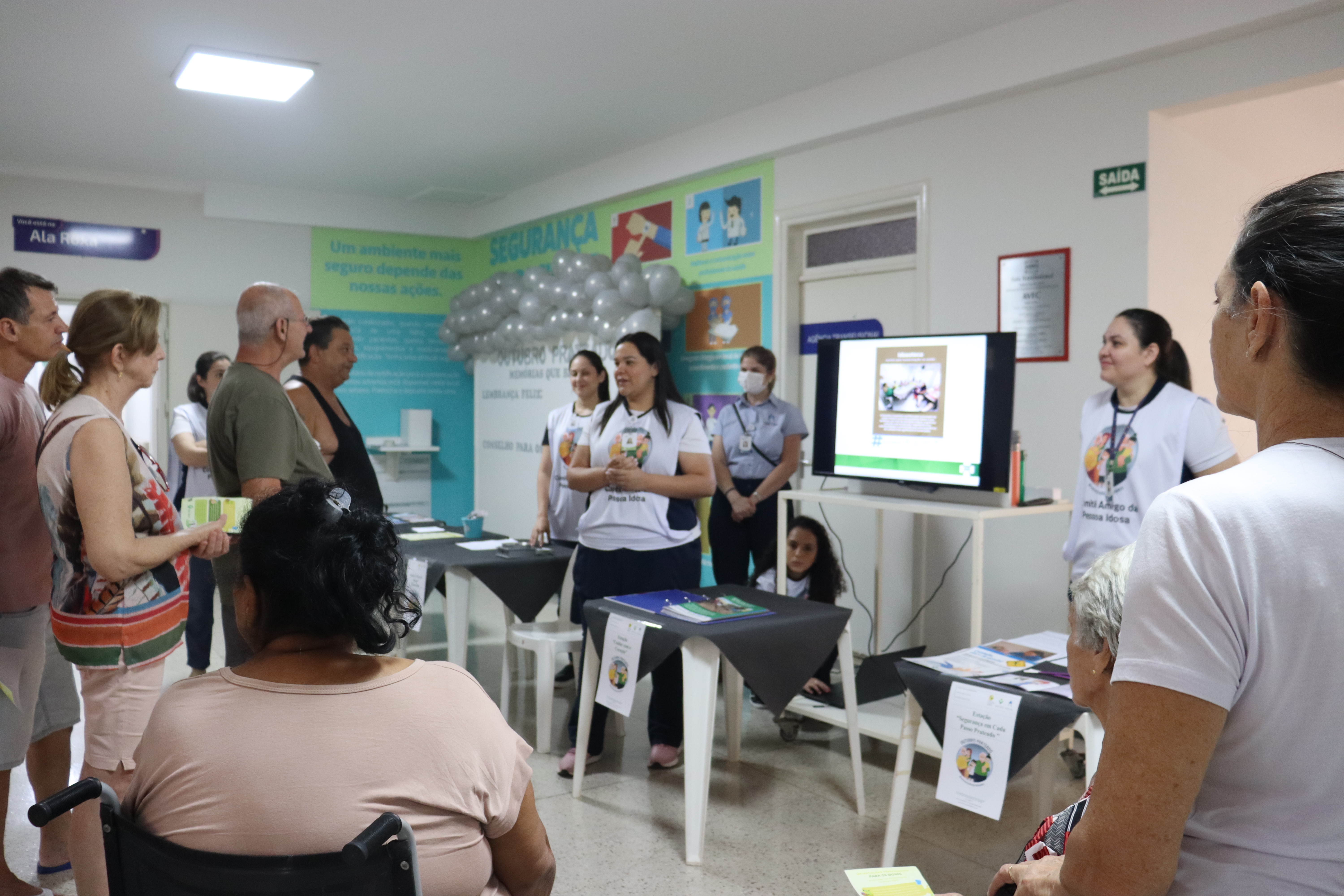 Comitê Amigo da Pessoa Idosa do HEC realiza ação especial em comemoração ao Outubro Prateado