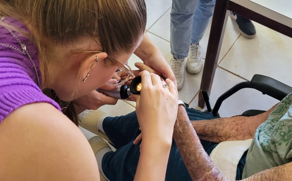 Recanto Monsenhor Albino recebe alunos de Medicina para orientações de cuidados com a pele
