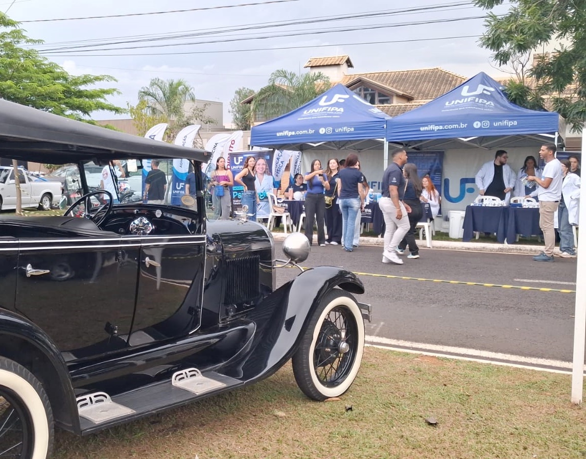 Unifipa aproxima saúde da população durante evento de carros antigos