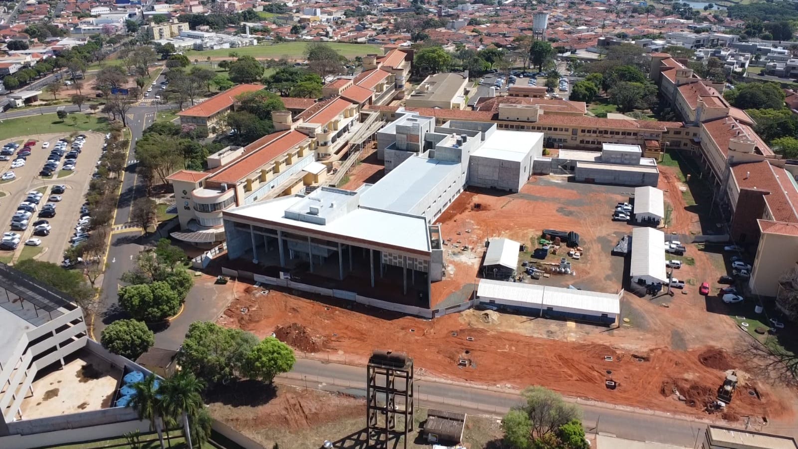 Obras de ampliação do Hospital Emílio Carlos têm avanços expressivos em acabamentos e instalações