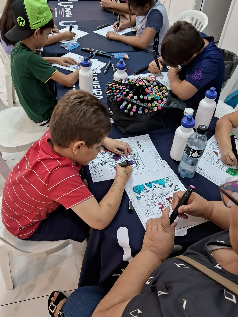 Psicologia UNIFIPA promove oficina de pintura “PsicoKids” no Garden Catanduva Shopping