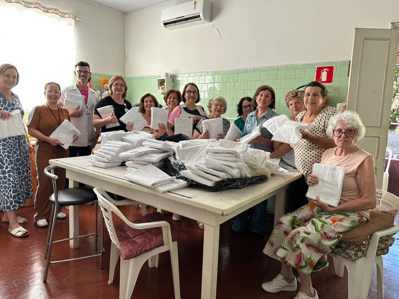 Voluntárias aquecem o Natal do Recanto Monsenhor Albino com doação de enxoval e alimentos 