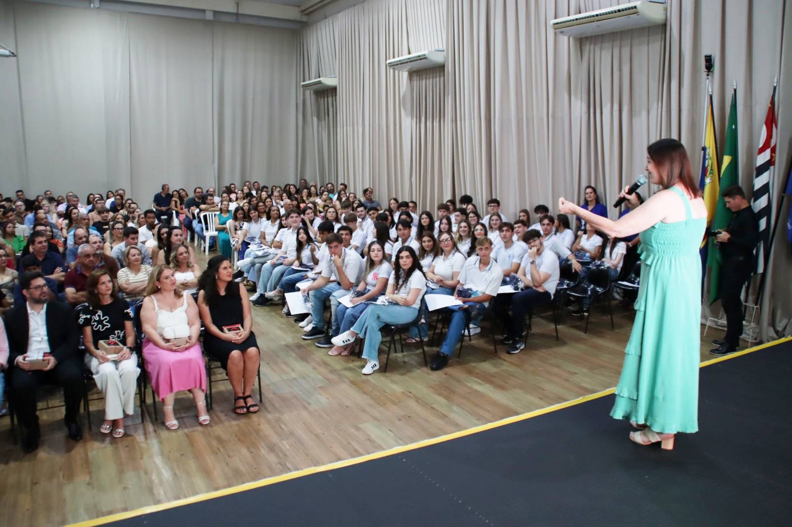 Colégio Catanduva cola grau da 24ª turma do Ensino Médio
